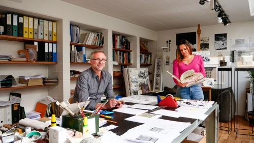 Reto Maurizio und Lara Sposetti im Atelier des Architekturbüros in Maloja. Foto: Jon Duschletta