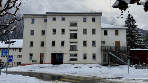 L’Uffizi da scussiun e fallimaint EB/VM es a fit illa Chasa Du Parc dal Cumün da Scuol. Las localitats nu correspuondan però a las pretaisas dal Tribunal superiur dal Grischun. fotografia: Fadrina Hofmann