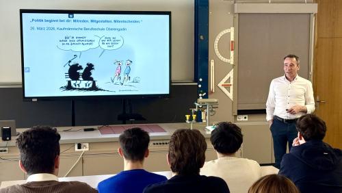 Regierungspräsident Martin Bühler unterrichtet eine Doppellektion "politische Partizipation". Foto Fadrina Hofmann