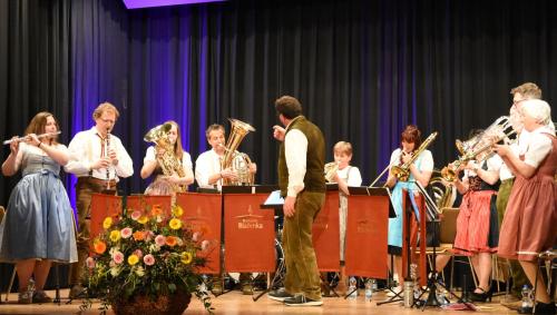 La Chapella Blazenka cul dirigent Andri Poo ha concertà in sonda saira a Scuol (fotografia: Nicolo Bass).