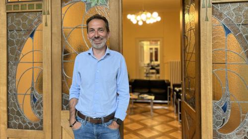 Diego Deplazes, il secretari general da la Lia Rumantscha in Chasa Rumantscha (fotografia: David Truttmann).