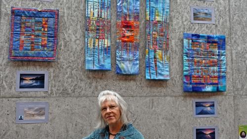 Aussergewöhnliche Techniken an der SenArt: von Cyanotypie (altes fotografisches Edeldruckverfahren) über Patchwork mit gefärbter Seide (Margrit Tischhauser) bis geklöppelte Kunstwerke 