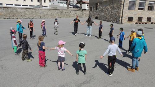 Ün davomezdi cun gös e trategnimaint – üna vainchina d’uffants es statta da la partida in sonda passada al di d’insaj dals battasendas a Gurlaina e sün  plazza da scoula a Scuol (fotografia: Benedict Stecher).
