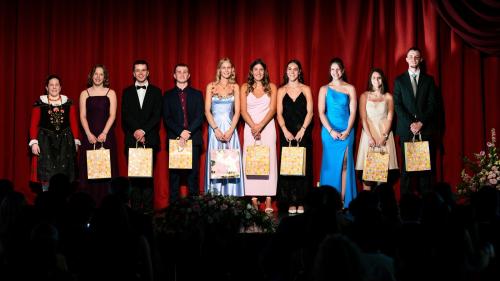 Absolventas ed absolvents da la maturited bilingua grischuna ed ingaschamaint speciel (fotografia: Steve Hadorn).