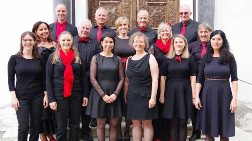Sängerinnen und Sänger des gemischten Chores «La Cumbricula» anlässlich ihres Jubiläumskonzerts «25 Jahre 
Bühnenpräsenz in Celerina». Foto: z. Vfg