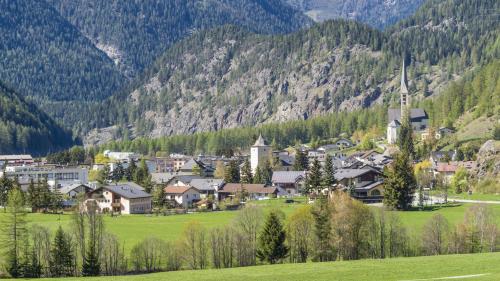 Zernez es rapreschantà in avegnir cun quatter commembers ed il president cumünal illa suprastanza cumünala (fotografia: Daniel Zaugg).