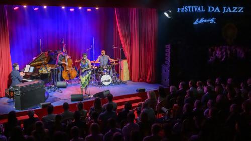 Somi mit Band im Badrutt's Palace in St. Moritz. Fotos: fotoswiss.com/Giancarlo Cattaneo