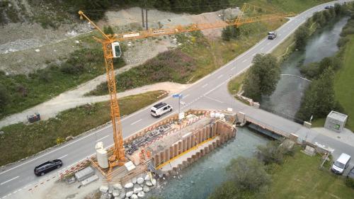 Der Fischaufstieg geschieht neu näher am Tosbecken und ist grösser gestaltet. Der Aufstieg befand sich auf der anderen Brückenseite. Die Bauarbeiten sind speziell herausfordernd. Fotos: z. Vfg