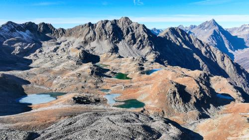 Die Seenplatte Macun ist ein Naturjuwel mit smaragdgrünen Seen und mächtigen Blockgletschern. Foto: SNP/Samuel Wiesmann
