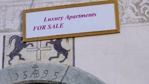 Wohnungsnot und Ausverkauf der Heimat sind keine neuen Begrifflichkeiten. Aktuell ist wieder eine negative Entwicklung auf dem Wohnungssektor im Gang, mit ungewissen Auswirkungen auf das soziale Gefüge der Region. Symbolbild: Jon Duschletta