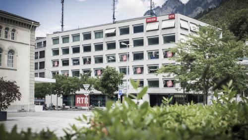 La transfuormaziun da SRG SSR e cun quai eir da la chasa da medias RTR capita eir sainza cha l'iniziativa vain acceptada (fotografia: RTR). 