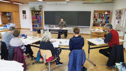 Surtuot scolaras e scolars dals cuors intensivs valladers da la Lia Rumantscha s’han fin uossa partecipats als examens da rumantsch (fotografia: David Truttmann).