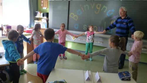 Giancarlo Conrad ha instrui passa 40 ons in scoula primara a Müstair (fotografia: mad).