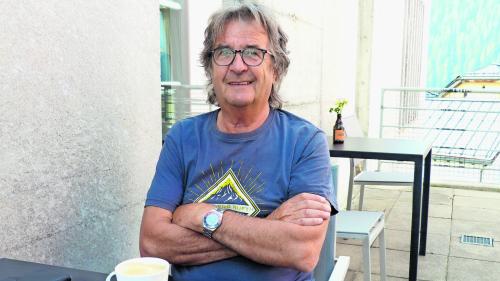 Reto Mayer pront per quintar da sai e da sias lavuors. fotografia: Flurin Andry