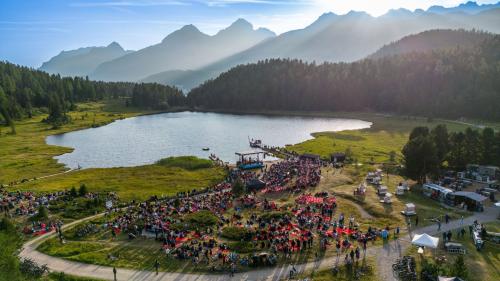 Die unvergleichlich schöne Stimmung am Lej da Staz ist für Künstlerinnen und Künstler wie für das Publikum ein Erlebnis. Foto:fotoswiss.com/cattaneo