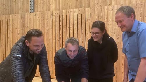 Jonas Misteli (da schnestra), Fadri Riatsch, Madlaina Janett e Peder-Andri Arquint cuort avant la sairada d’infuormaziun (fotografia: Flurin Andry).