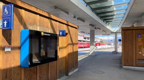 Il monitur dal cumün da Scuol pro la staziun preschainta pel mumaint ün purtret plütost nair (fotografia: Nicolo Bass).