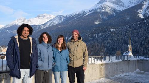 Ihr Pachtvertrag wurde nicht verlängert. Nun suchen Mo Ibrahim, Cinzia Regensburger, Julia Brändle und Tino Andri (von links) einen anderen Ort für ihr Projekt «Cura & Cultura». Foto: Imke Marggraf