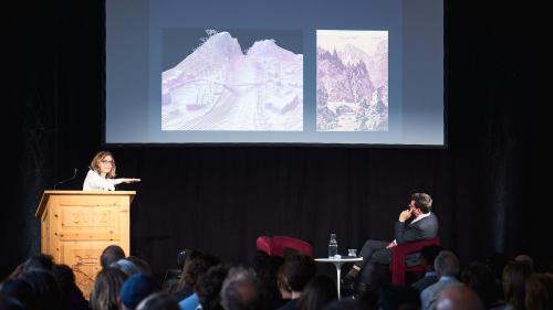Landschaftsarchitektin Martina Voser erläuterte ihr Projekt in Bondo. Fotos: Saskia Rosset/Engadin Art Talks