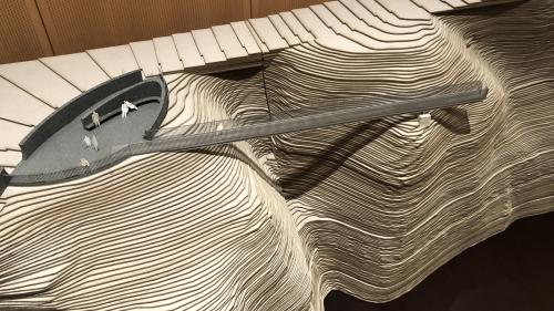 Die Inszenierung der Dorfschlucht Ova da Bernina  kann bald in Angriff genommen werden. Im Bild ein Ausschnitt des Modells der Wettbewerbsgewinner Lippuner Sabbadiner Architekten GmbH. Foto: Marie-Claire Jur