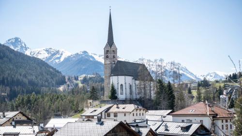 Die Kirchgemeinde von Scuol wird Einsprache gegen das Baugesuch der Swisscom einreichen (Foto: Mayk Wendt).