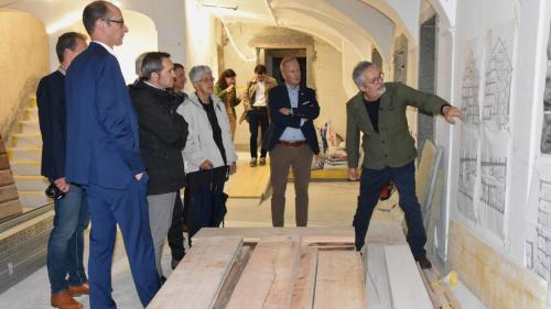 Architekt Urs Padrun (rechts) erklärt Nationalratspräsident Martin Candinas und weiteren Interessierten die Sanierungspläne der Chesa Planta. Foto: Fadrina Hofmann