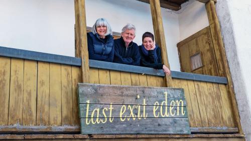 So zuammengestanden wie auf dem Foto haben die drei «Stipendiaten» des Literaturateliers tatsächlich und sich gegenseitig im Schreibprozess unterstützt. Foto: Birgit Eisenhut