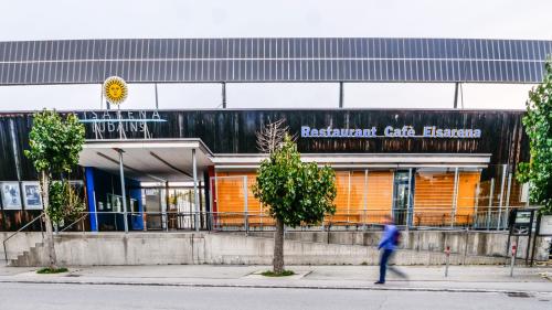So leuchtend gelb sie auch sind, das trostlose Bild geschlossener Jalousien beim gemeindeeigenen Restaurant der Eisarena Ludains soll baldmöglichst wieder der Normalität Platz machen und neue Betriebsamkeit bringen. Foto: Jon Duschletta
