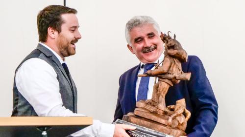 Il successur ad interim, Riet Denoth, ha surdat ün regal dal cumün da Zernez e dals cumüns concessiunaris ad Emil Müller. fotografia: Jon Duschletta