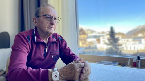 Werner Hässig geniesst die Aussicht aus seinem Zimmer im zweiten Stock. Foto: Fadrina Hofmann