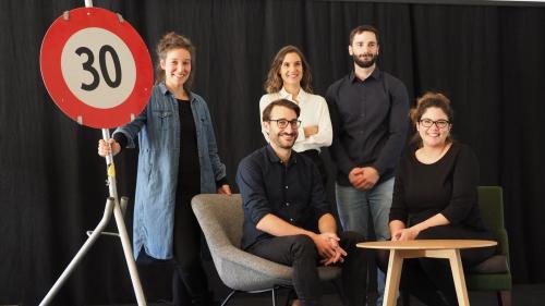 Il comité dals Dis da litteratura a Domat, ediziun numer 30 (da schnestra): Sara Francesca Hermann, Toni Vinzens, Anna Serarda Campell (moderatura dal festival), Ralf Beer e Nadina Derungs (fotografia: David Truttmann).