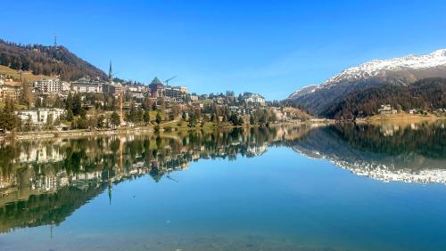Seit gestern Freitag zeigt sich der St. Moritzersee nach knapp drei Monaten wieder ohne sein Eiskleid. Foto: Reto Stifel