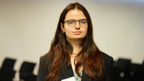 Il gust da far alch per mantgnair il rumantsch e las societats rumantschas d’eira per Cristina Bazzell la motivaziun da sviluppar «Vallader AI» (fotografia: Michael Steiner). 