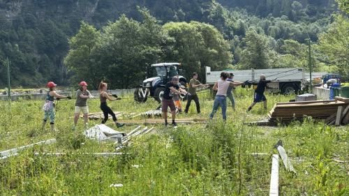 Freiwillige Helferinnen und Helfer sowie Mitarbeiter der Gemeinde helfen beim Aufbau des Festzelts am Open-Air-Gelände.   Foto: Lorenzo Tuena 