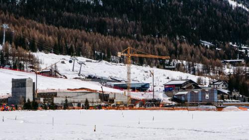 Bei der Talstation des Skigebiets Mottolino entsteht eines von drei neuen Parkhäusern zur langfristigen Beruhigung des Verkehrs in Livigno. Insgesamt sollen so rund 1300 Parkplätze geschaffen werden. Fotos: Jon Duschletta