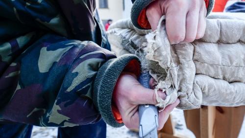 Das Pilotprojekt einer mobilen Matratzen-Werkstatt in Lavin zeigte den Weg einer alten, ausgedienten Rosshaarmatratze auf, hin zu einer neuen Matratze der Edition Suisse. Foto: Jon Duschletta