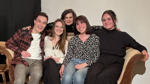 Sül palc e sülla cuotscha dal poetry slam ladin da sonda saira a Sent (da schnestra): Janic Maskos, Selina Müller, Romana Ganzoni (moderatura), Nadja Hort e Hannah Flury (fotografia: David Truttmann). 