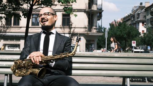 Niculin Janett, Schweizer Jazz-Saxophonist mit Engadiner Wurzeln. Er tritt mit seinem gleichnamigen Quartet am 7. November in Lavin am Festival Jazz  Linard auf. Foto: z.Vfg/Niculin Janett