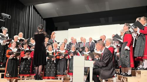 Zum ersten Mal präsentierte sich der Cor Mixt Champfèr auf dem neu erstellten Chorpodium. Foto: Andrea Gutgsell