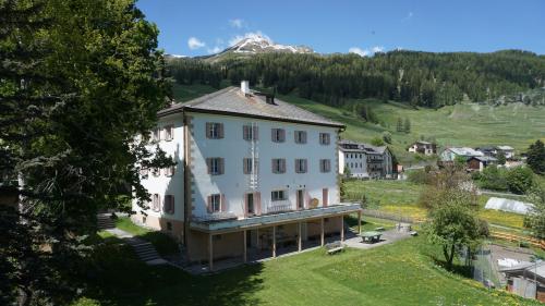 La chasa da vacanzas a Ftan da la cità da Wettingen es gnüda vendüda a plüssas artistas ed artists (fotografia: Cità da Wettingen).