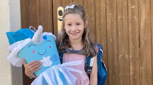 Lara freut sich sehr über den ersten Schultag. Foto: Fadrina Hofmann