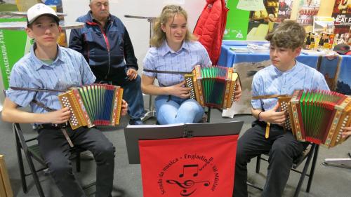 Severin Tönett (links), Anna Carpanetti und Simon Koller von der Musikschule Engiadina Bassa Val Müstair sind schon Profis im Auftritt; sie lassen sich vom lauten Messegewusel nicht aus der Ruhe bringen. Foto: Bettina Gugger