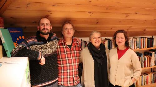 Jérémie Sarbach, Casper Nicca, Rebecca Mori e Flurina Badel pro la premiera dal nouv film «Art en dus – Badel/Sarbach» (fotografia: Martin Camichel).