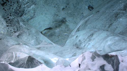 Lufteinschlüsse, Sand und Stein sind in den rätselhaften Eisschuppen eingeschlossen.