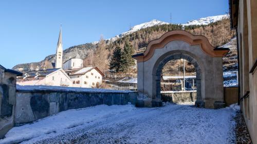 Quist purtret d’aspet istoric vain tangà dal fabricat planisà sülla costa davo la Tuor. Ün punct dispittaivel es eir la protecziun dal «tschirescher da Zernez» sülla parcella Vial da Runatsch (zoppà da la Tuor). 	fotografia: Jon Duschletta