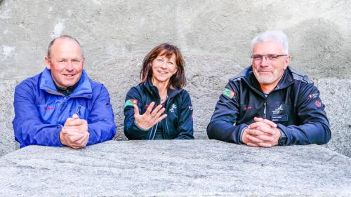 Erfahrungsaustausch im Schlossgarten Planta-Wildenberg in Zernez, v.l.n.r.: Nationalratspräsident Andreas Aebi, ENPK-Präsidentin Heidi Hanselmann und SNP-Direktor Ruedi Haller. Foto: Jon Duschletta