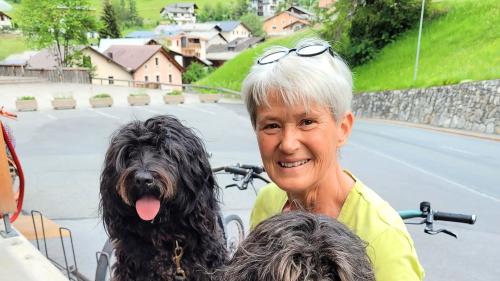 Die portugiesischen Wasserhunde Lia und Emma gehören zur Familie. Foto: Coni Schuster