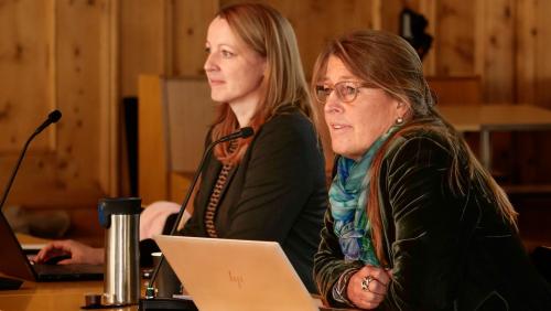 Jenny Kollmar (links), Geschäftsleiterin der Region Maloja und Barbara Aeschbacher, Vorsitzende der Präsidentenkonferenz der Region Maloja. Fotos: Jon Duschletta