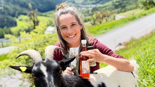 Madeleine Papst preschainta sia chavrina Lucy ed ün pêr prodots da «Stalletta Kräuter» (fotografia: Fadrina Hofmann).