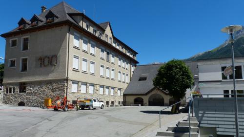 Illa sala cumünala da Scuol tratta la radunanza cumünala in lündeschdi tanter oter l’iniziativa da transparenza e la cuntraproposta (fotografia: Flurin Andry).